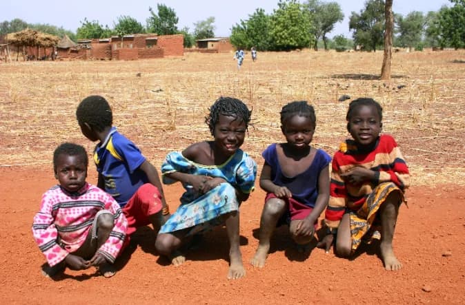 Consultation de soins dans un village